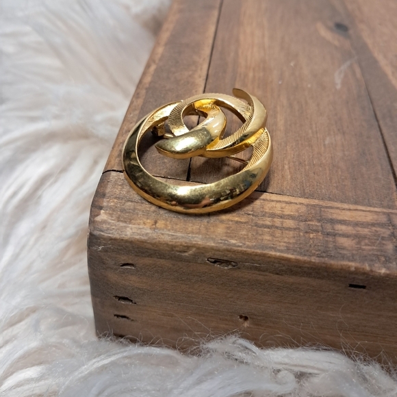 Trifari Jewelry - Crown Trifari Gold Swirl Brooch